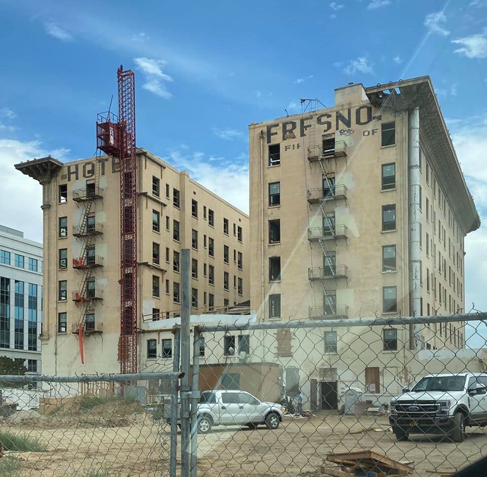 El emblemático Hotel de Fresno, construido en 1912 y hospedaje de grandes del cine y la política de aquellos años, espera convertirse en un edificio de departamentos para 79 familias.
