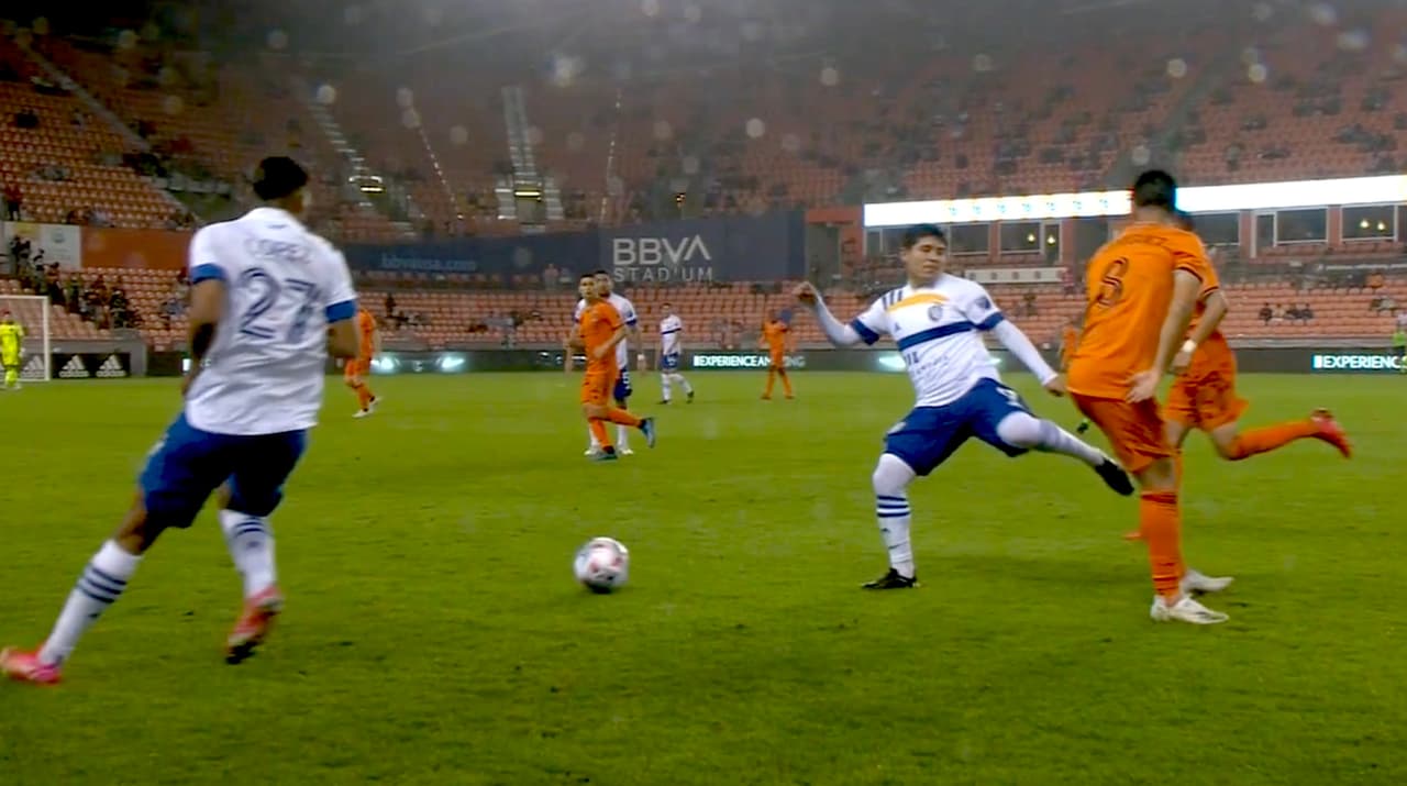 Jalonean a ‘Chofis’ López y responde con patada voladora