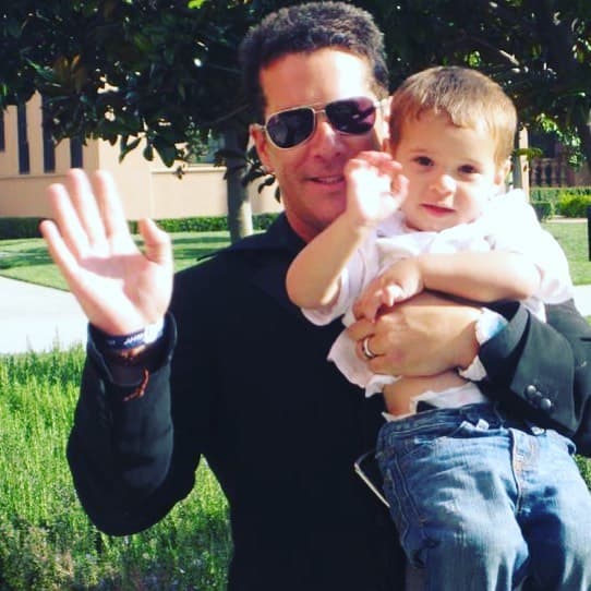 "No te culpo papá. Ya seré mayor de edad y los que hoy piensan hacerte daño a ti, los mismos que no me ayudan en el colegio o en mis tareas, por no hablar inglés, los mismos que no me llevaron al dentista hasta que tú me llevaste a los 10 años por primera vez, 
<b>esas personas que me tienen secuestrado en Miami y sin pasaporte a los casi 13 años</b>", dice un fragmento de una publicación en la cuenta a la que supuestamente solo tiene acceso Fernando Carrillo.