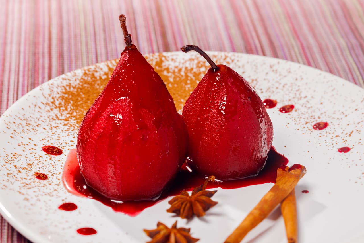 Hay una gran variedad de postres con vino, uno de los más comunes son las peras al malbec. Lo único que necesitas es experimentar.