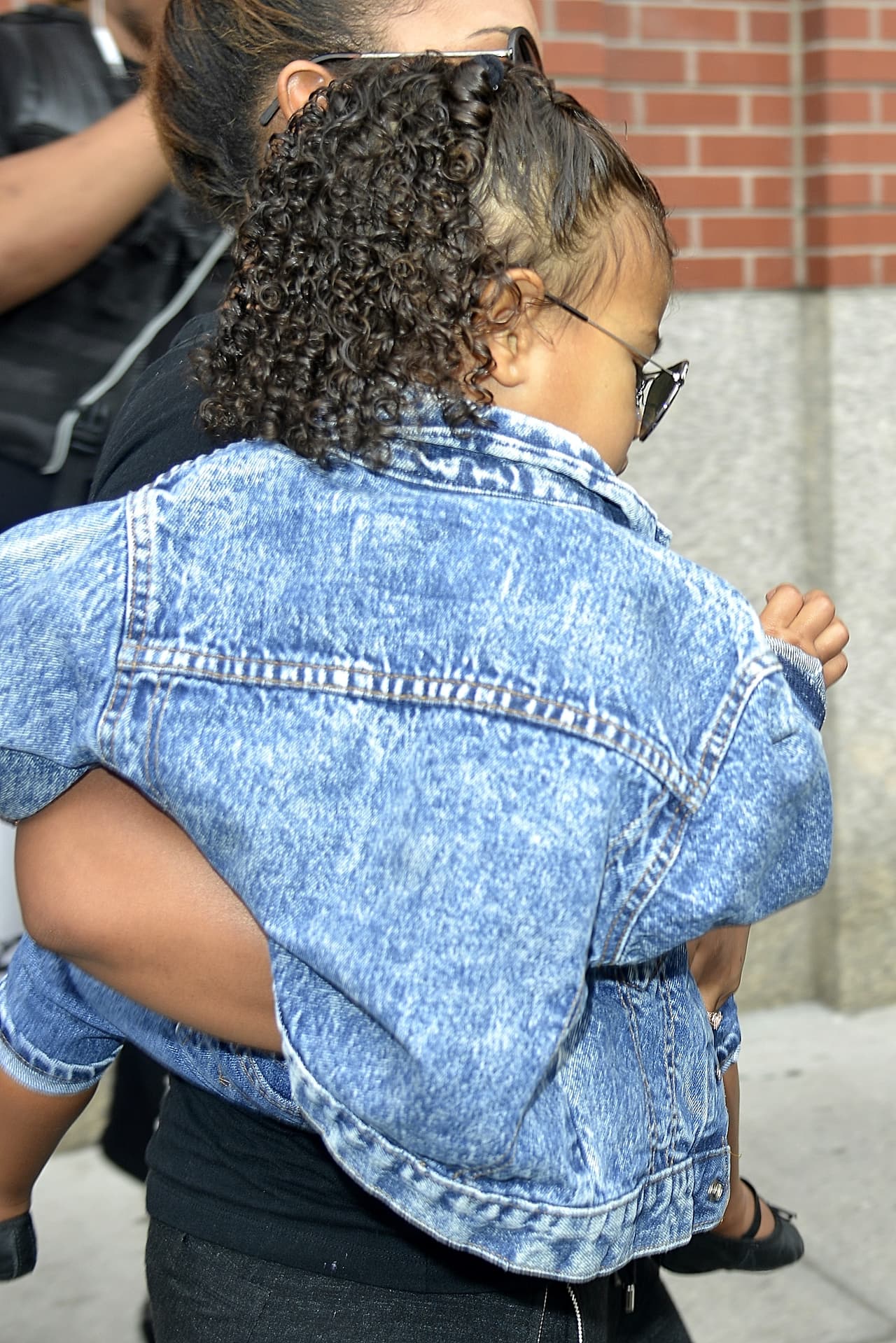 North West se vio como toda una estrella del rock mientras paseaba con su nana por Nueva York.