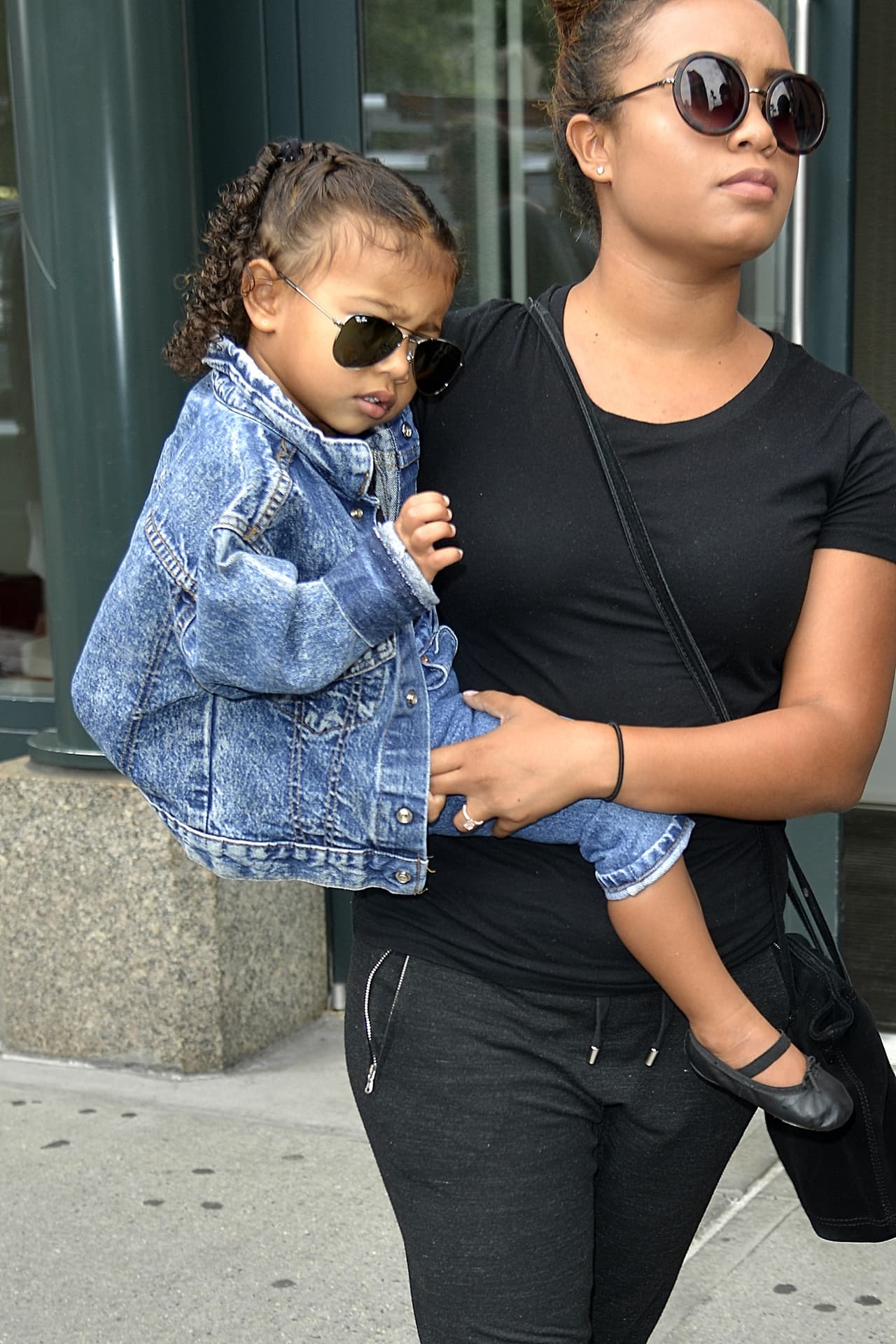 North West se vio como toda una estrella del rock mientras paseaba con su nana por Nueva York.