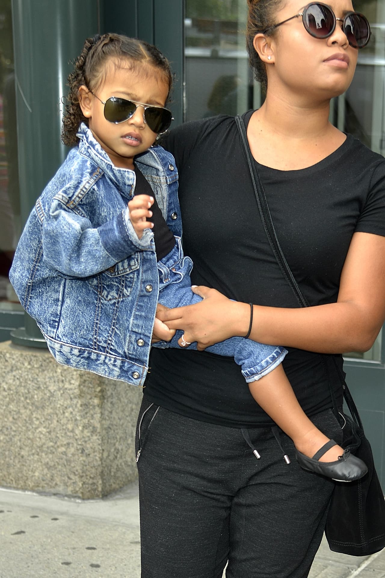 North West se vio como toda una estrella del rock mientras paseaba con su nana por Nueva York.