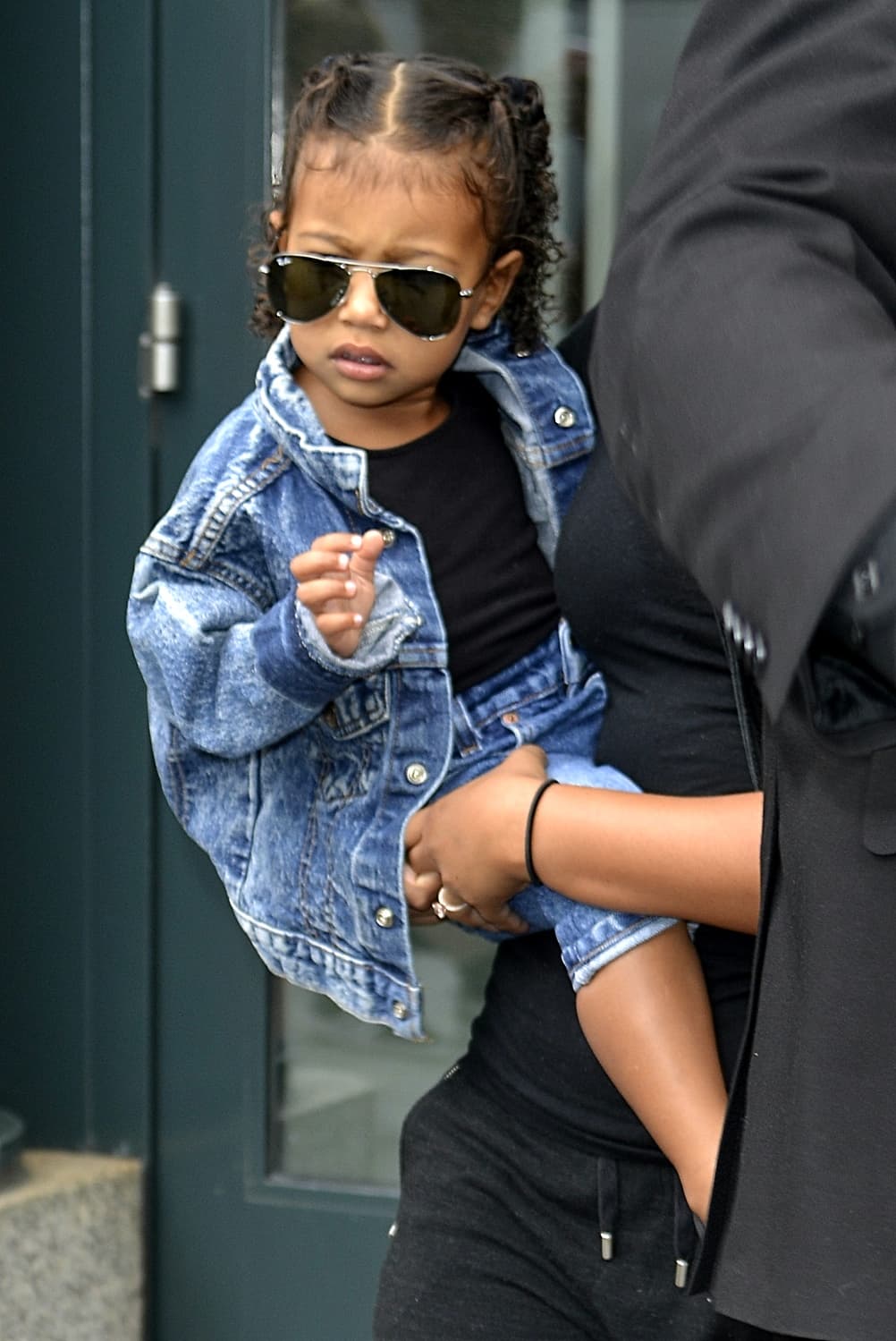 North West se vio como toda una estrella del rock mientras paseaba con su nana por Nueva York.
