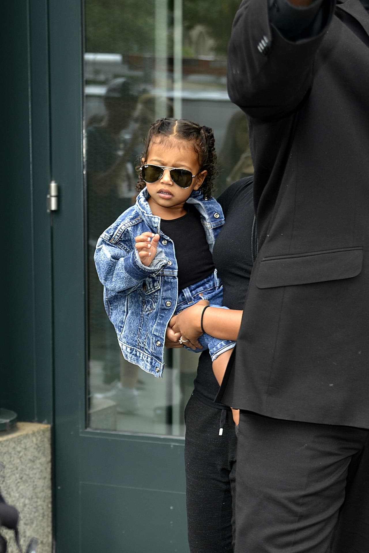North West se vio como toda una estrella del rock mientras paseaba con su nana por Nueva York.