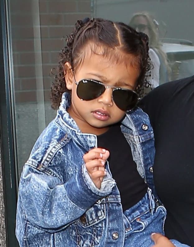 North West se vio como toda una estrella del rock mientras paseaba con su nana por Nueva York.