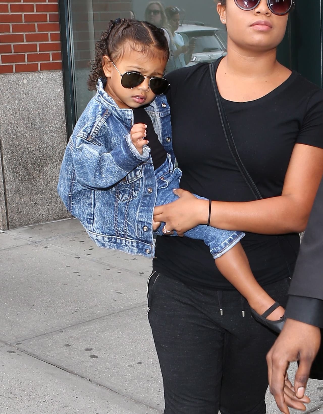 North West se vio como toda una estrella del rock mientras paseaba con su nana por Nueva York.