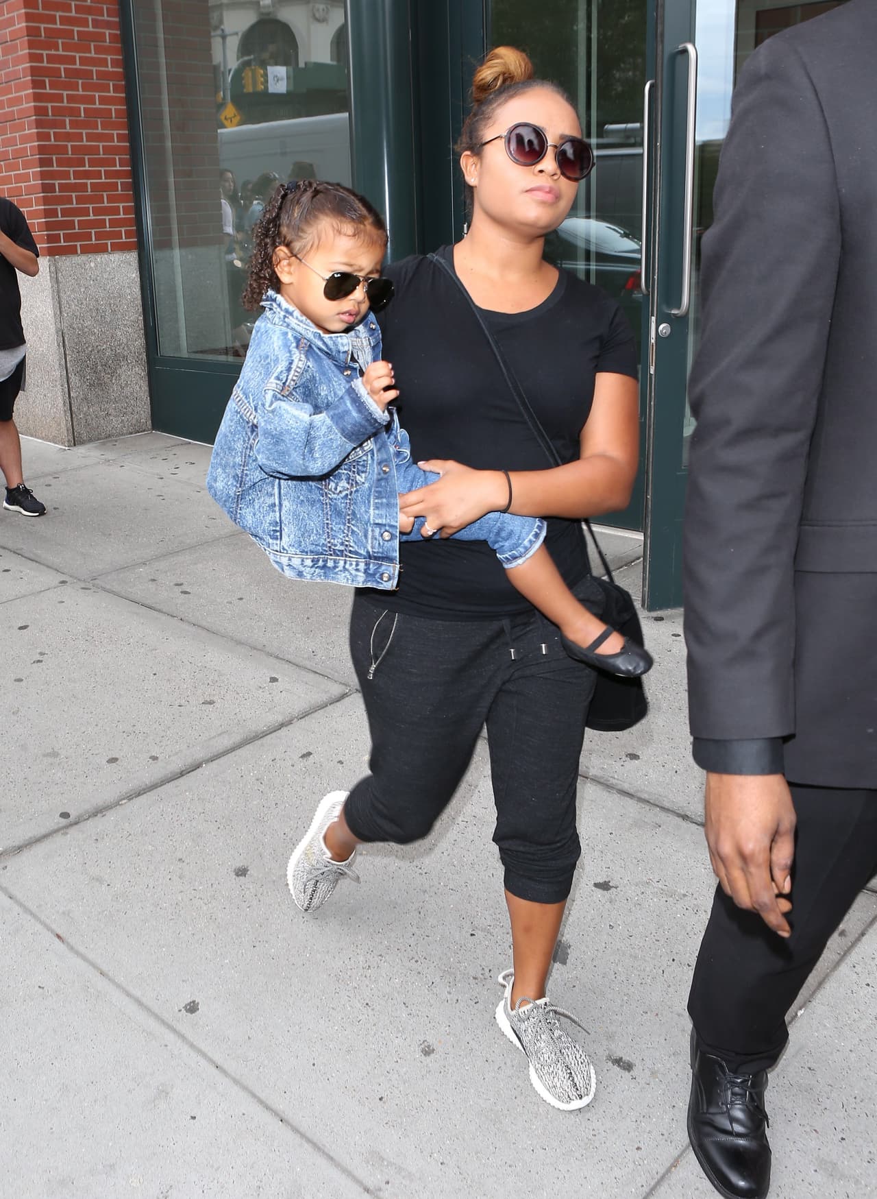 North West se vio como toda una estrella del rock mientras paseaba con su nana por Nueva York.
