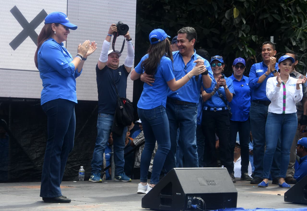 El presidente actual, Juan Orlando Hernández, compite por la reelección, gracias al aval del Poder Judicial y a pesar de que la Constitución prohíbe que repita en el cargo.