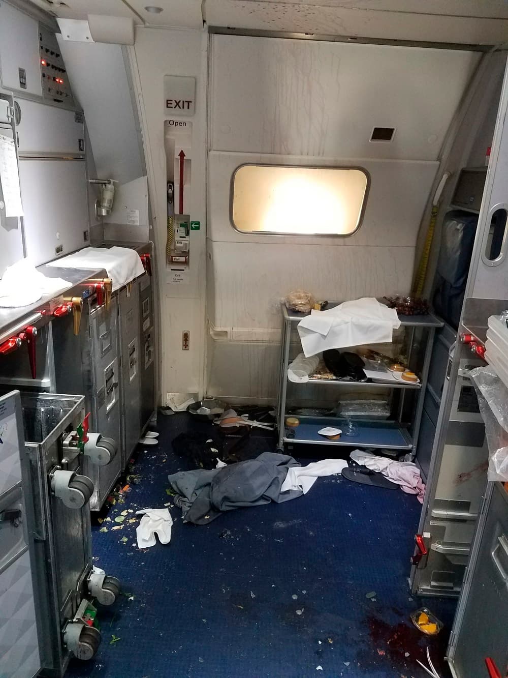 Pelea en un avión: azafata le rompe una botella de vino a un pasajero que intentó abrir la puerta