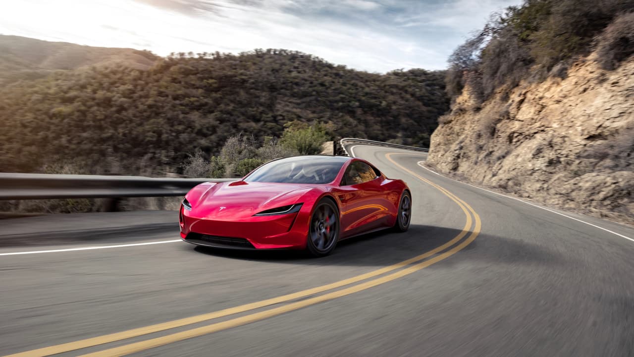 Uno de los modelos más fascinantes de la expansión de la línea de automóviles eléctricos de Tesla, es el primer coupé de la marca conocido simplemente como el 
<b>Roadster</b>.