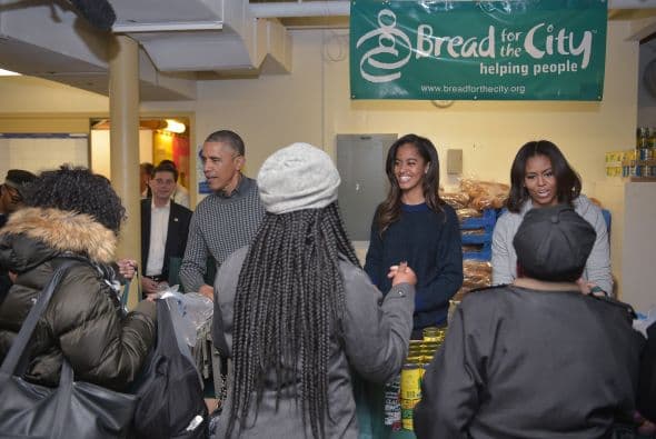 Los Obama llevaron comida a los necesitados