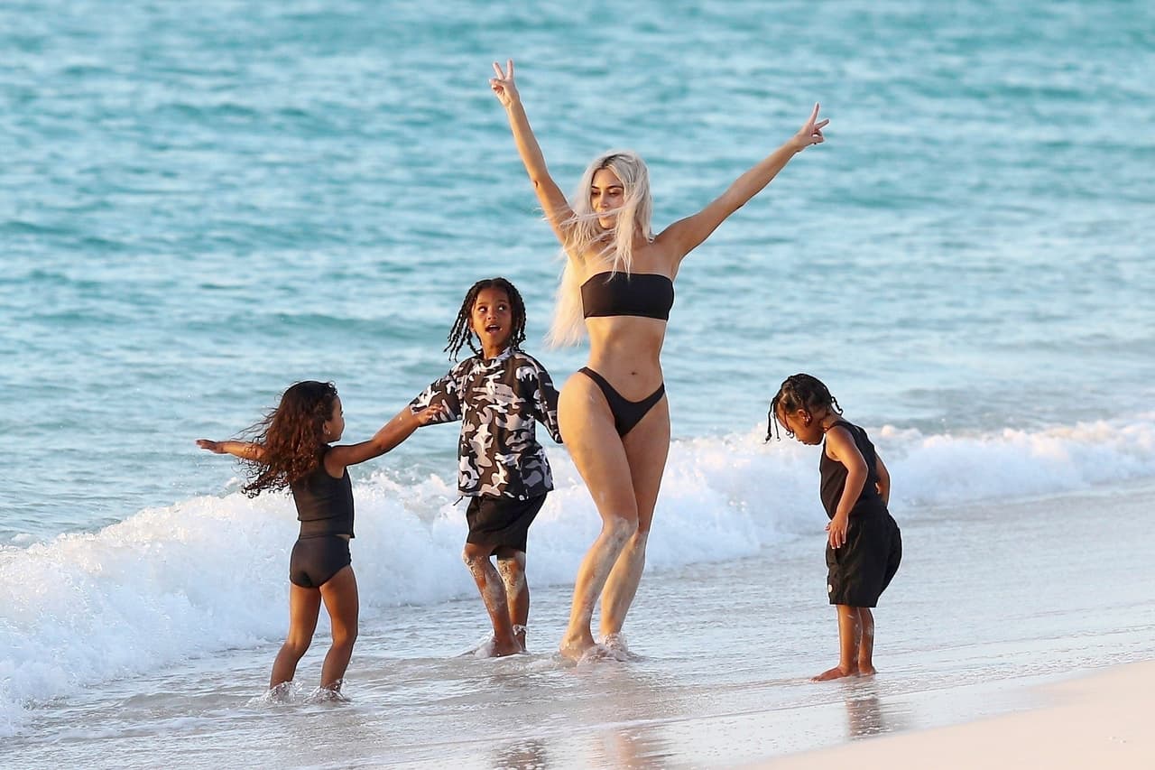 La modelo y empresaria fue captada divirtiéndose con sus pequeños a la orilla del mar.