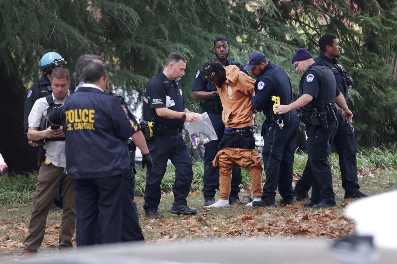 Al registrarlo le encontraron un arma tipo AR-15 entre sus pertenencias.