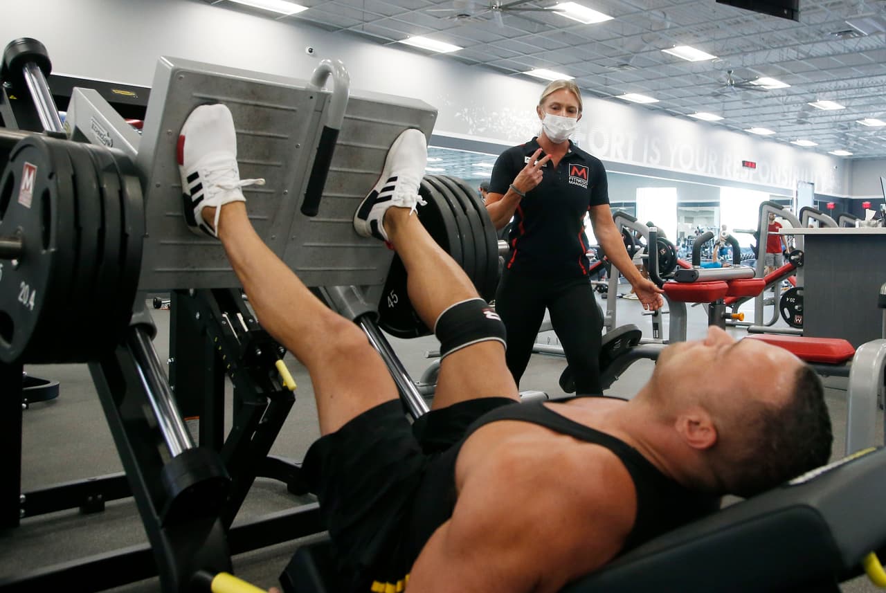 El gobernador republicano Doug Ducey ordenó el cierre de gimnasios, pero un juez del condado de Maricopa decidirá si esta orden deberá ser acatada o no esta semana. El primero de julio se registraron en este estado más de 4,000 nuevos casos.
<br>
<br>En la imagen un hombre se ejercita en un gimnasio de Phoenix, el 2 de julio.