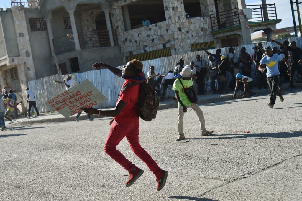 En un momento de tensión, las autoridades lanzaron gases lacrimógenos después de que algunos participantes en las protestas les lanzaran piedras, en la segunda gran manifestación por unos comentarios que han sido calificados de racistas.