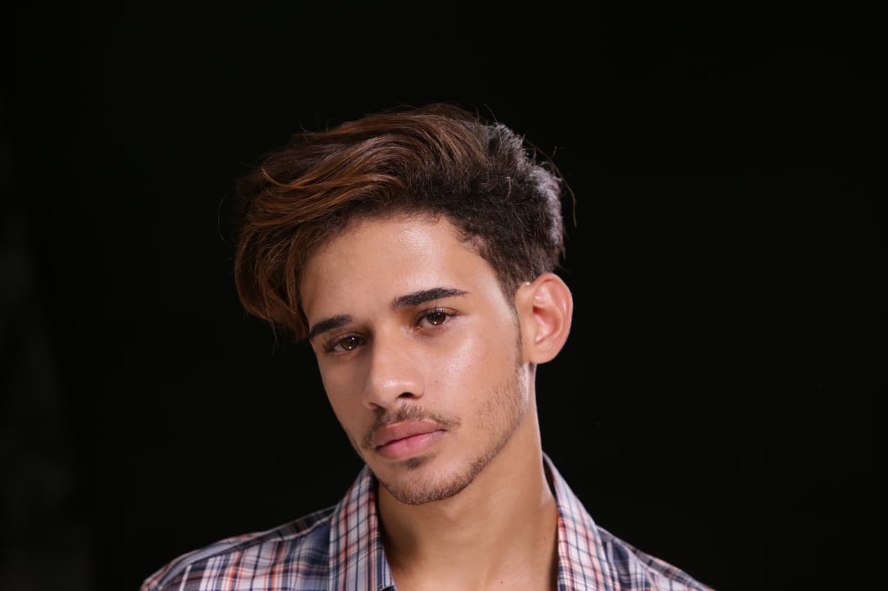 Joshua sabe bien lo que es la disciplina. Gracias a su padre, sabe lo que es ser constante para alcanzar su sueño. Este chico comenzó cantando en parrandas en Puerto Rico y ahora se perfila como uno de los favoritos.