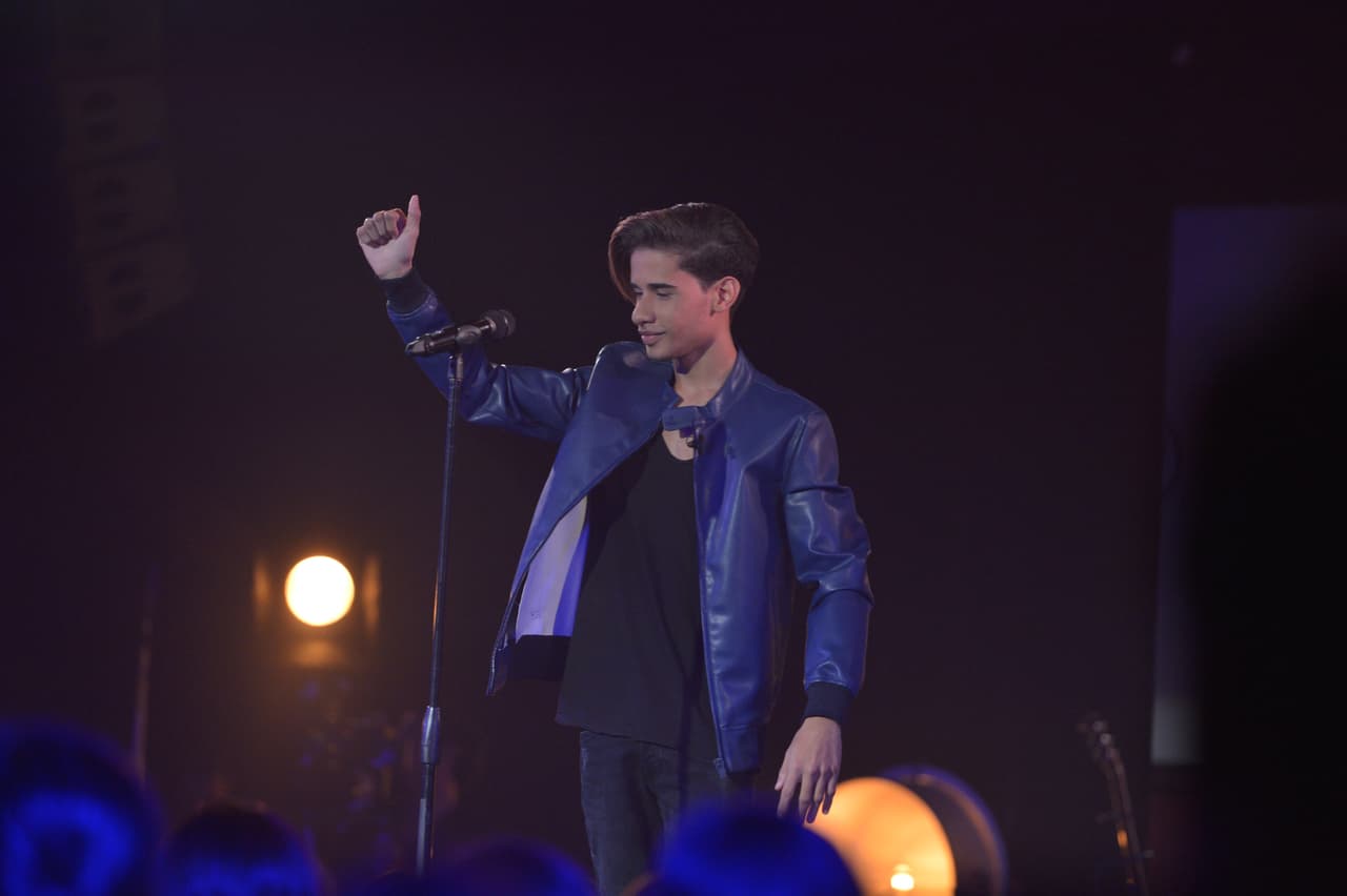 Joshua sabe bien lo que es la disciplina. Gracias a su padre, sabe lo que es ser constante para alcanzar su sueño. Este chico comenzó cantando en parrandas en Puerto Rico y ahora se perfila como uno de los favoritos.