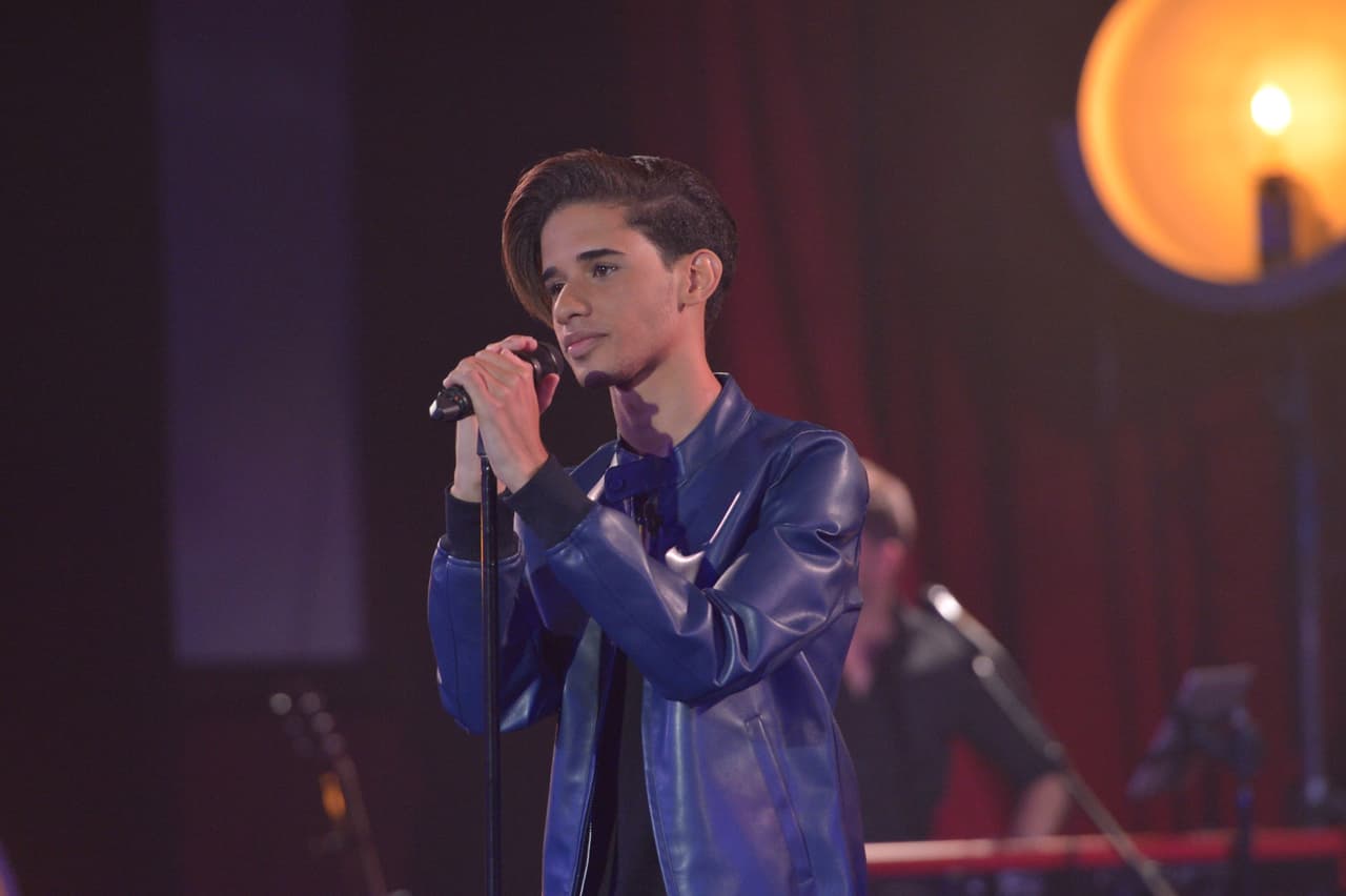 Joshua sabe bien lo que es la disciplina. Gracias a su padre, sabe lo que es ser constante para alcanzar su sueño. Este chico comenzó cantando en parrandas en Puerto Rico y ahora se perfila como uno de los favoritos.