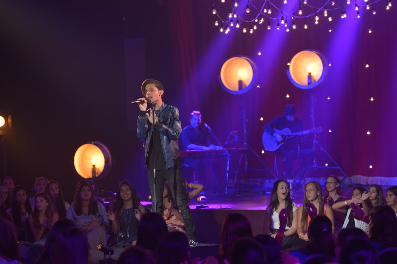 Joshua sabe bien lo que es la disciplina. Gracias a su padre, sabe lo que es ser constante para alcanzar su sueño. Este chico comenzó cantando en parrandas en Puerto Rico y ahora se perfila como uno de los favoritos.