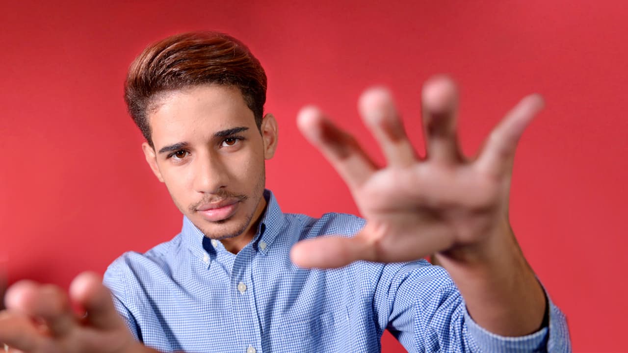 Joshua sabe bien lo que es la disciplina. Gracias a su padre, sabe lo que es ser constante para alcanzar su sueño. Este chico comenzó cantando en parrandas en Puerto Rico y ahora se perfila como uno de los favoritos.