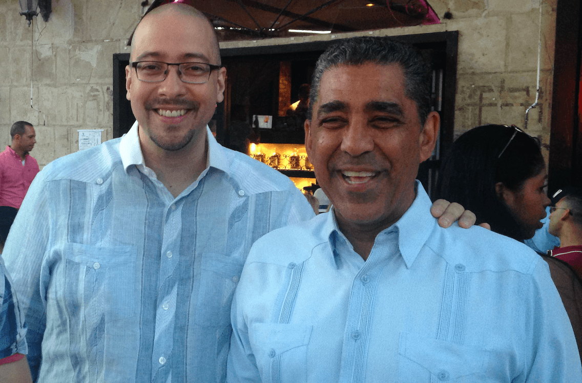 Gustavo Rivera y Adriano Espaillat, contentos por el triunfo de Lin Manuel.