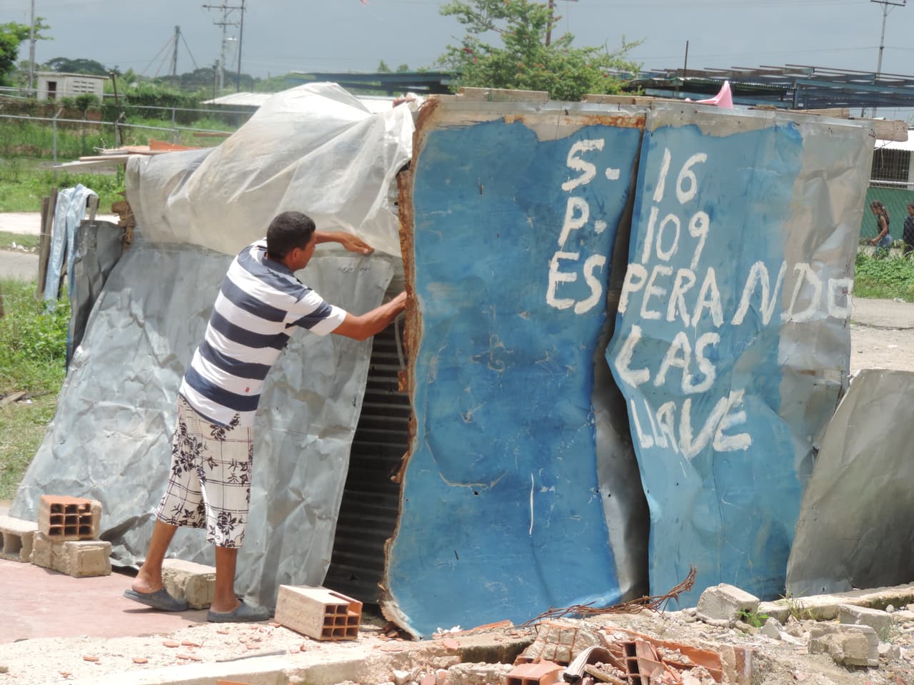 Muchas de las personas que perdieron sus casas habían reclamado al gobierno por no cumplir la promesa de otorgarles viviendas nuevo en un complejo que se construiría en las proximidades con financiamiento del gobierno, denominado “Ciudad Chávez”.