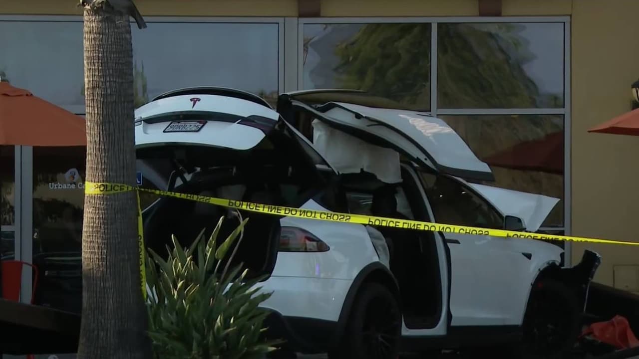 Mujer de 79 años muere tras ser atropellada por un Tesla fuera de restaurante en Simi Valley, California
