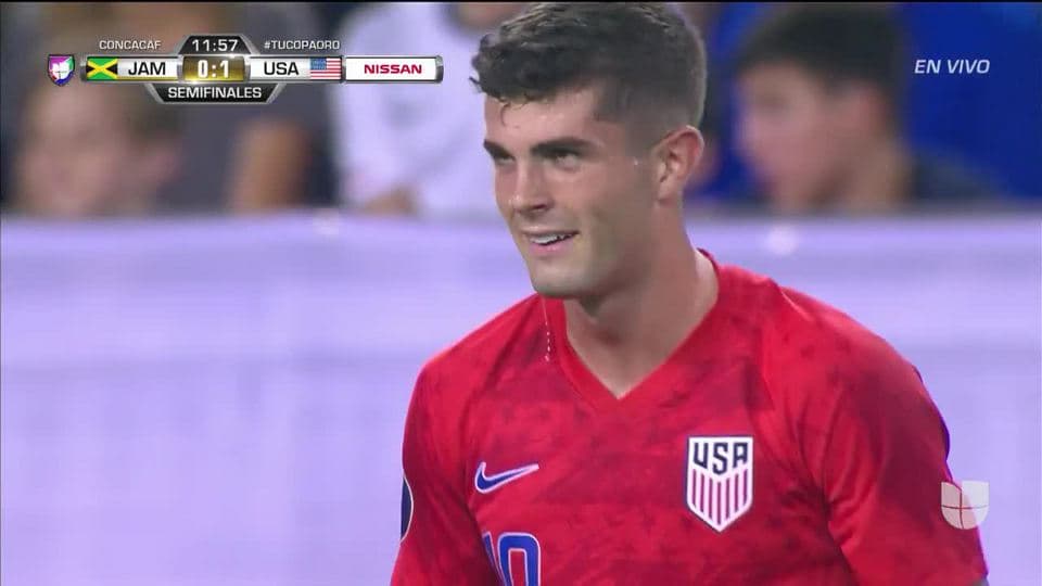 ¡CERCA!. Christian Pulisic disparó que se estrella en el poste.