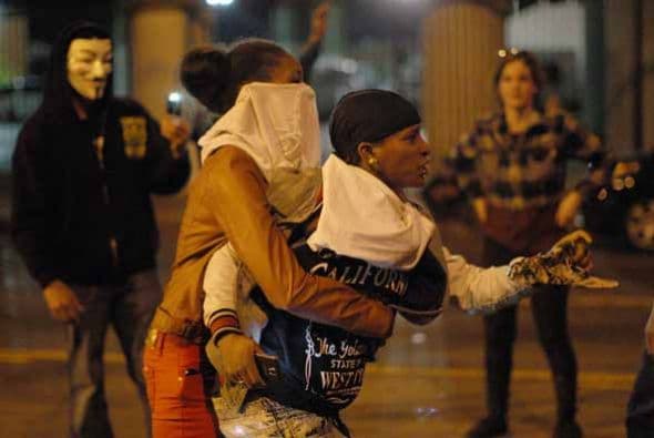 9 DE AGOSTO: Brown camina por las calles de Ferguson y Wilson le ve en medio de una patrulla policial. Según varios testigos, Brown y Wilson se enfrentan y el agente dispara contra el joven. La familia de Brown asegura que estaba desarmado, mientras que las fuerzas de seguridad locales sostienen que intentó atacar a Wilson y éste se defendió. Con la información de Univision.com