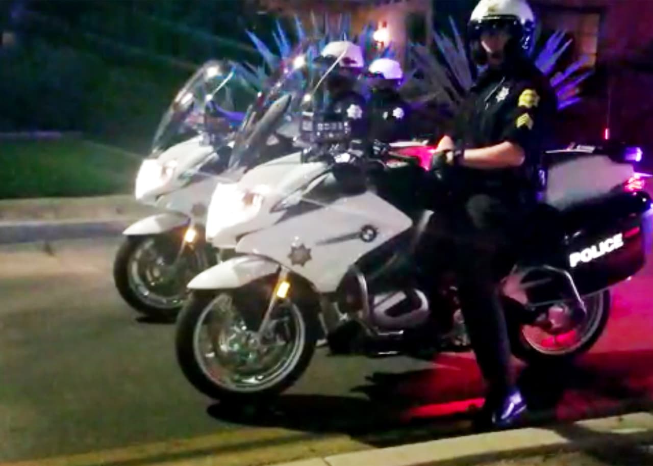 Los manifestantes expresaron con furia el actuar de los oficiales de policía involucrados en el fallecimiento de Floyd. 
<b>Los agentes de la Policía de Fresno aguardaron en los alrededores y monitorearon el desarrollo de la protesta</b>.