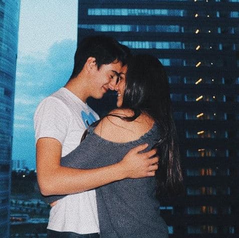 "Diviértanse mucho y sean felices. No se distraigan y caminen de la mano, juntos, siendo plenos y queriéndose honestamente. Siempre estaré para ustedes", comentó Héctor en esta foto publicada por su hija el pasado en mayo de 2018.