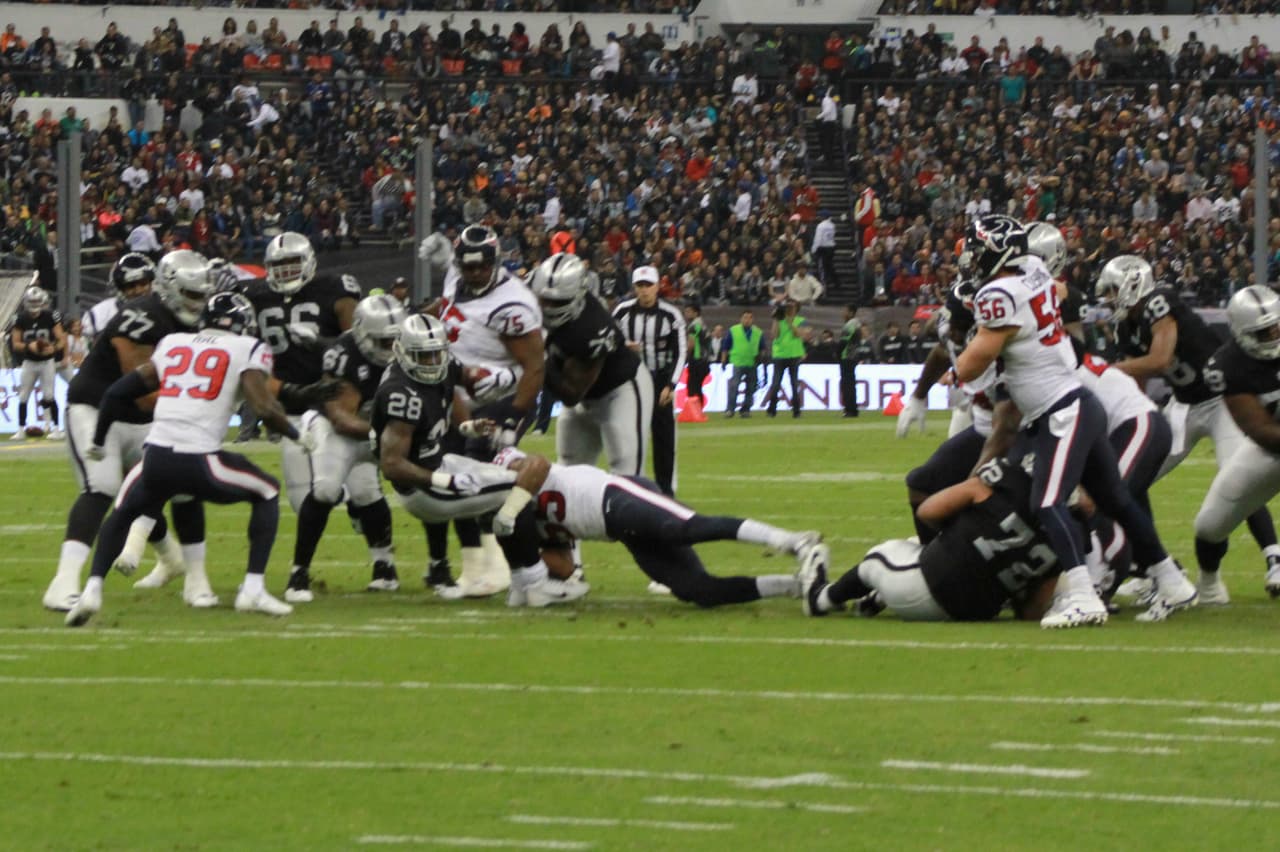 Te presentamos las mejores imágenes que nos dejó el juego entre Raiders y Texans en la cancha del estadio Azteca de la ciudad de México.
