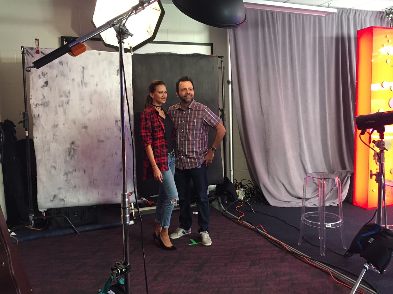 Ellos siempre lucen coordinados y aquí ambos traen camisa de cuadros.