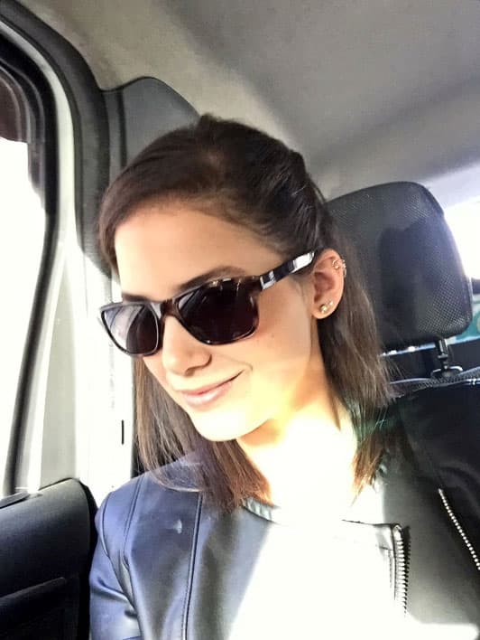 Abril ha pensado en lanzarse como solista, pues le gusta cantar, pasión que heredó de su madre.