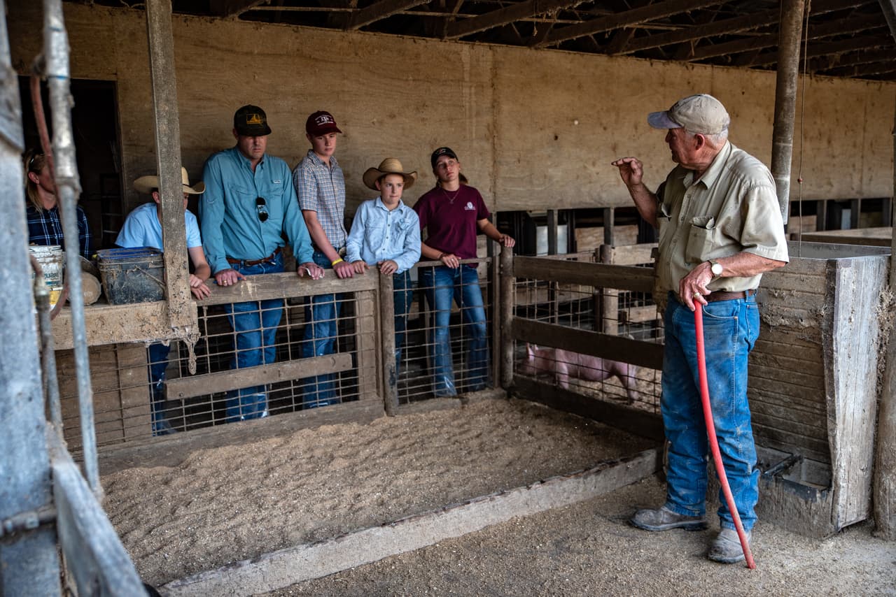 Real receives on his farm one of the private pig buyers, Wayne sanders, who visited him with his family. At the meeting, Real explained how 30 years ago pig farmers were in central and southern Texas but urban development, which limited production lands, made it difficult to maintain large operations. Farmers like Real had to adapt to not close their businesses.