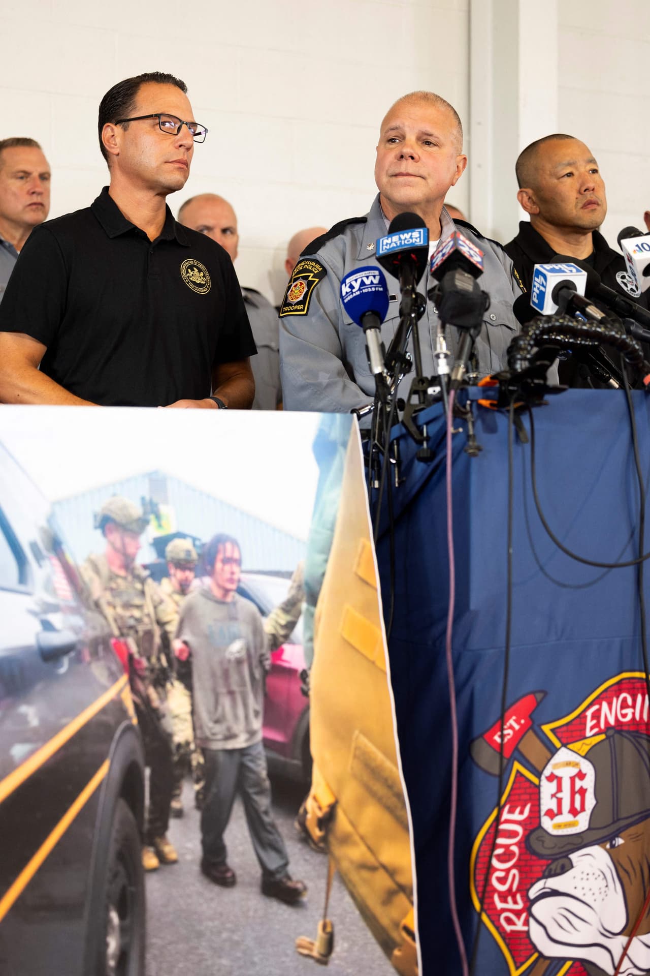 Desde el día de su fuga hasta este 14 de septiembre, cientos de agentes participaron en el operativo de búsqueda, siguiendo decenas de pistas entre la comunidad. Fue encontrado escondido cerca de una gran pila de troncos detrás de una tienda John Deere en South Coventry Township, a 30 millas de la prisión del condado de Chester.