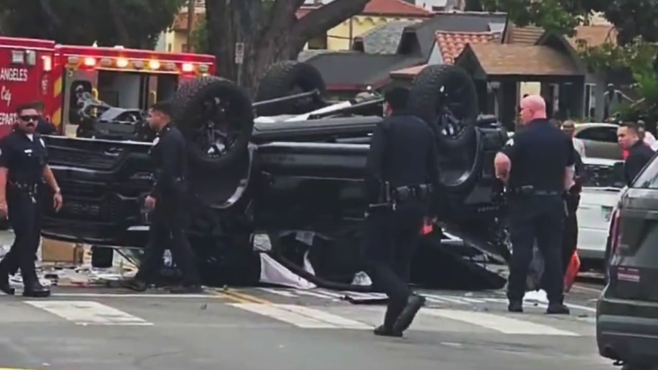 Persecución en el sur de Los Ángeles termina en accidente con un auto volcado y destruido