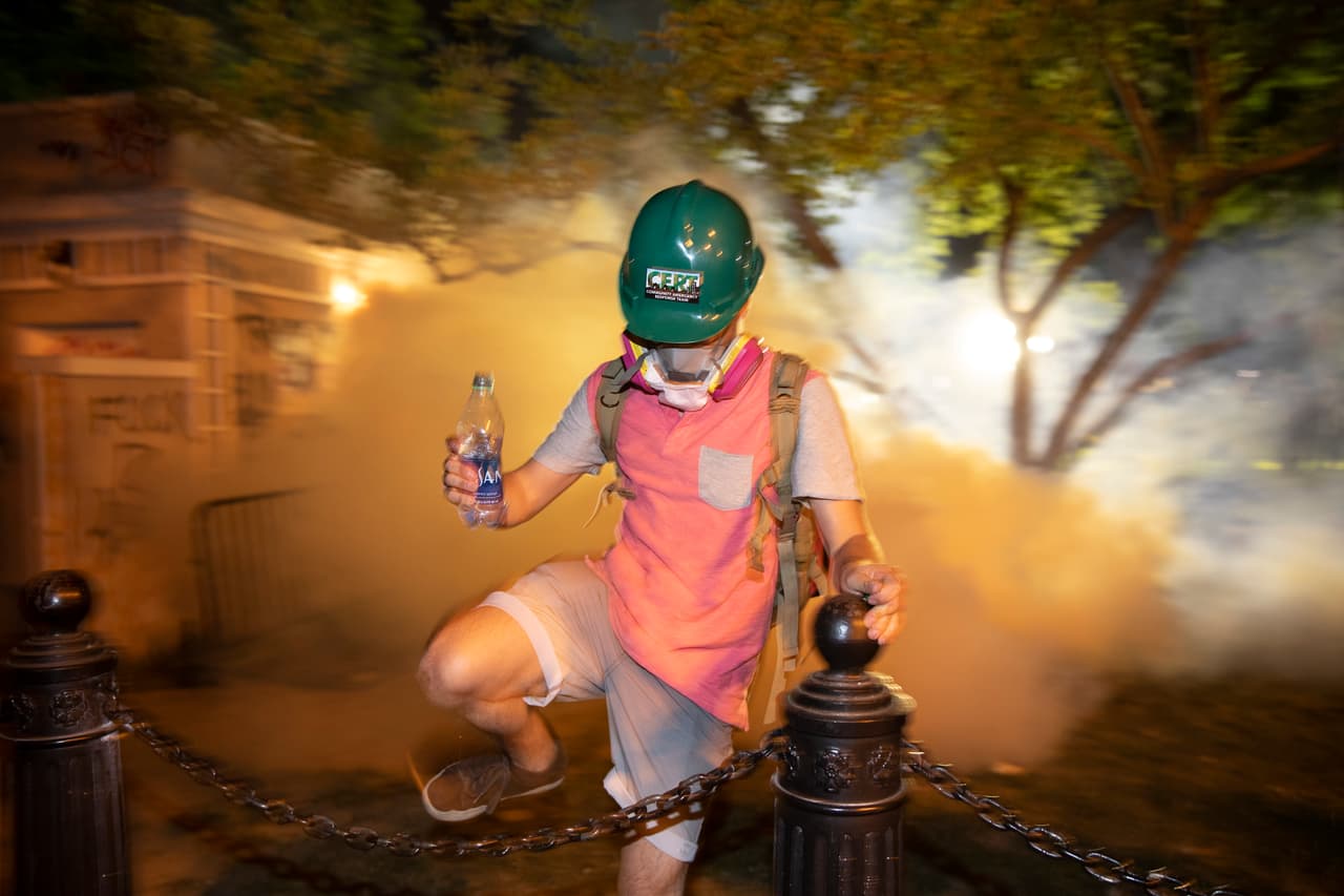 Durante los disturbios ocurridos la noche anterior en las inmediaciones de la Casa Blanca, unos setenta agentes del Servicio Secreto y de la Policía Metropolitana resultaron heridos.