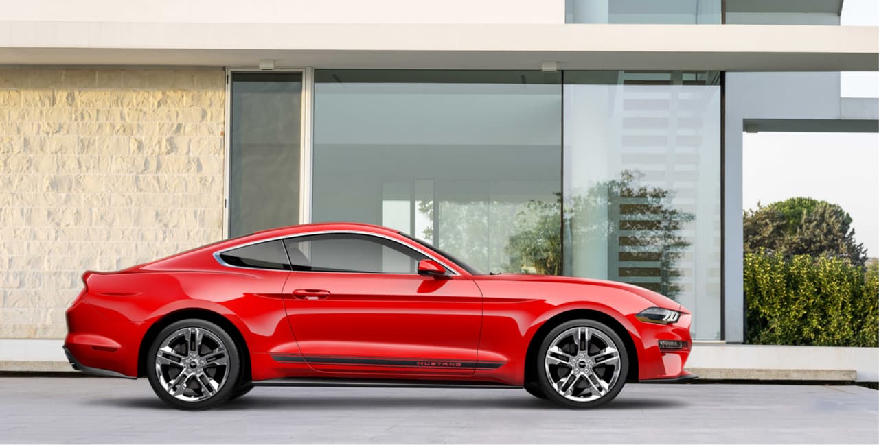En 2014, en ocasión del
<b>primer medio siglo del Mustang</b>, Ford presentó su sexta y actual generación. Nuevamente el Mustang llega en dos versiones; coupé y convertible. La versión Coupé tiene nuevamente un hermoso diseño
<i>fastback</i> que probablemente sea el mejor y más hermoso Mustang desde 1964. En la imagen vemos la versión 2018 que muestra una actualización que aunque leve garantiza la frescura del modelo hasta la llegada de su próximo relevo