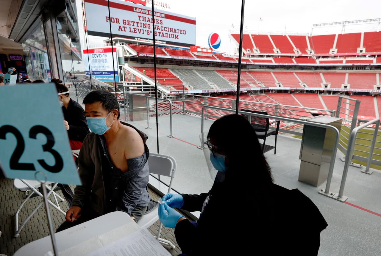 <b>Levi's Stadium | 4900 Marie P DeBartolo Way, Santa Clara, CA</b>
<br>
<br>El estadio de los 49ers de San Francisco se convirtió en el
<a href="https://www.univision.com/local/san-francisco-kdtv/cita-vacunas-coronavirus-area-de-la-bahia-levis-stadium">centro de vacunación más grande de California</a>, con capacidad para recibir a 15,000 personas diarias.
<br>
<br>“La meta es muy clara. La meta es diseñar un sistema que tenga una sola limitante: el suministro de vacunas. Tenemos la capacidad de cumplir con la promesa de vacunar a toda persona en el estado que desee ser vacunada”, dijo el gobernador Gavin Newsom cuando inauguró el sitio.
