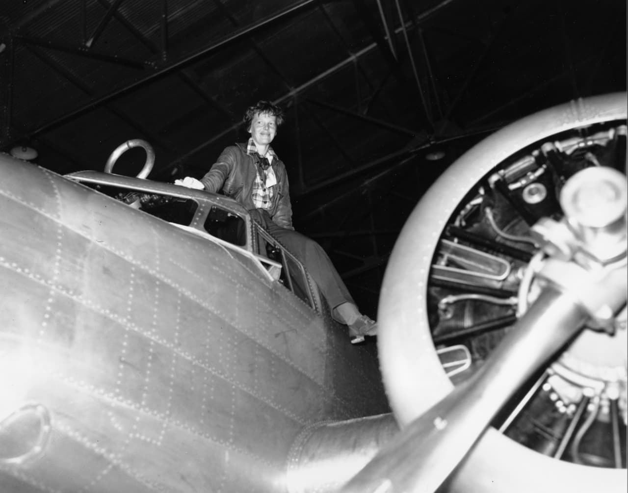 El último viaje de Earhart tenía como objetivo volar alrededor del mundo. En marzo de 1937 voló a Hawaii con el piloto Paul Mantz para comenzar esta travesía. Earhart perdió el control del avión en el despegue y el avión tuvo que ser enviado a reparaciones. En junio, viajó a Miami para comenzar otra vez su vuelta al mundo, esta vez con Fred Noonan como su navegador.