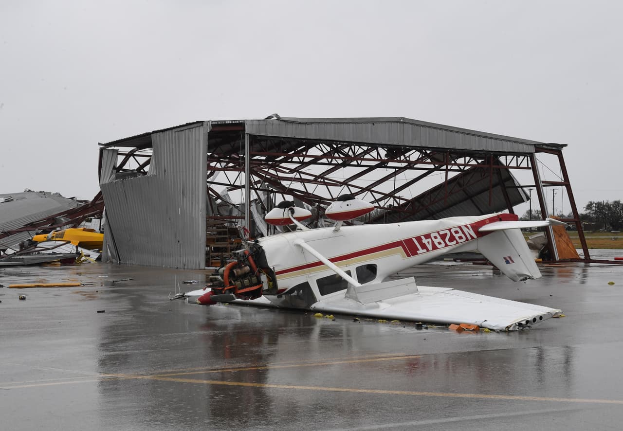 Una avioneta volcada en el aeropuerto de Rockport.
