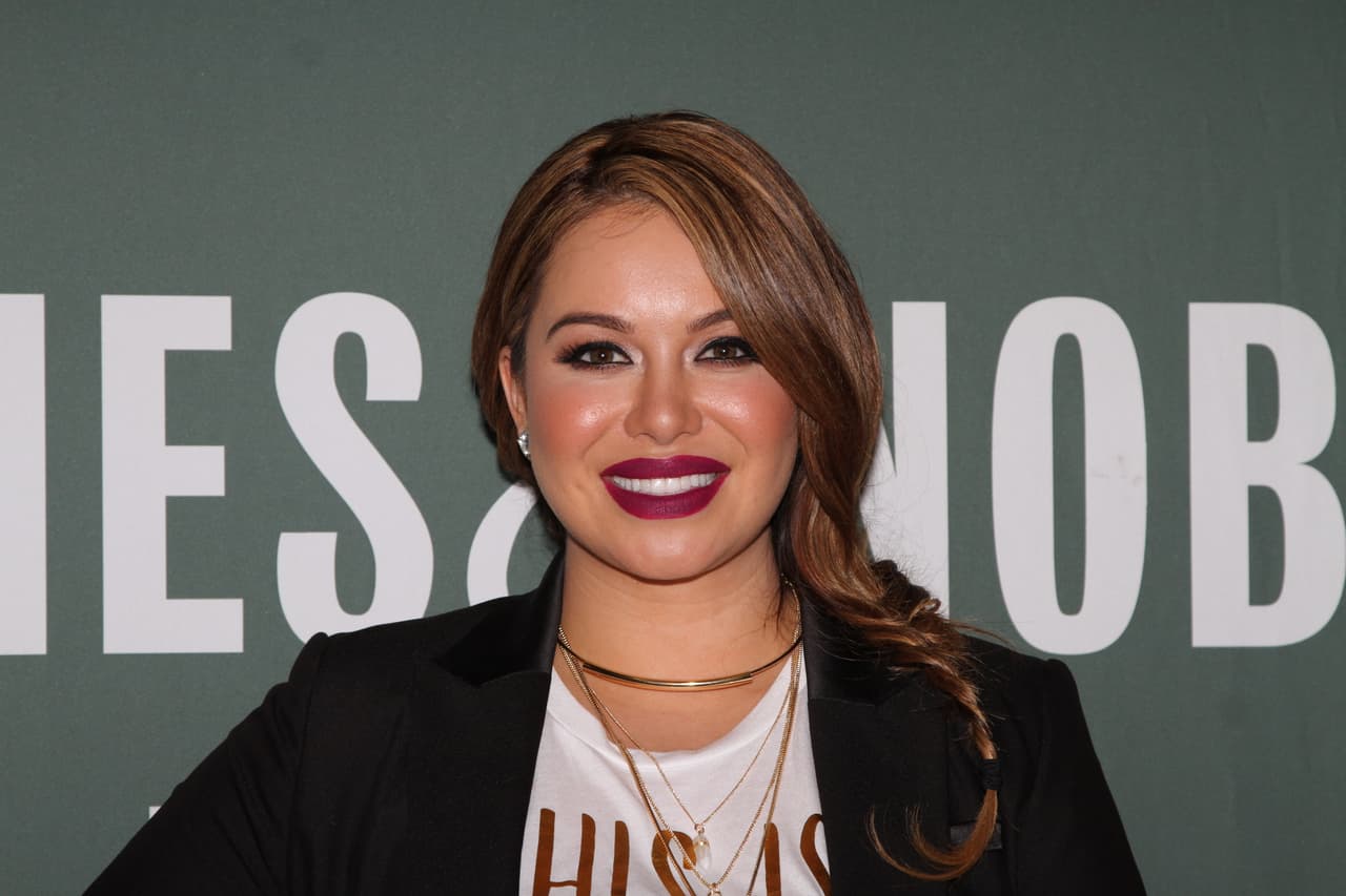 A sus 31 años la cantante ha tenido experiencias dolorosas que dio a conocer a través su libro 'Perdón', donde narra su vida. Es común verla sonriente a pesar de las adversidades.