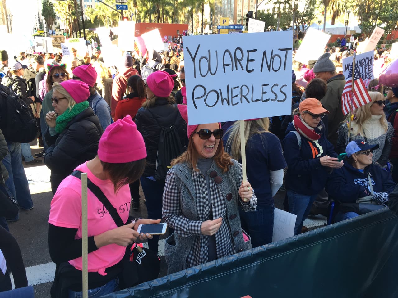 Decenas de miles de personas marcharon en Los Ángeles contra el gobierno de Trump.
