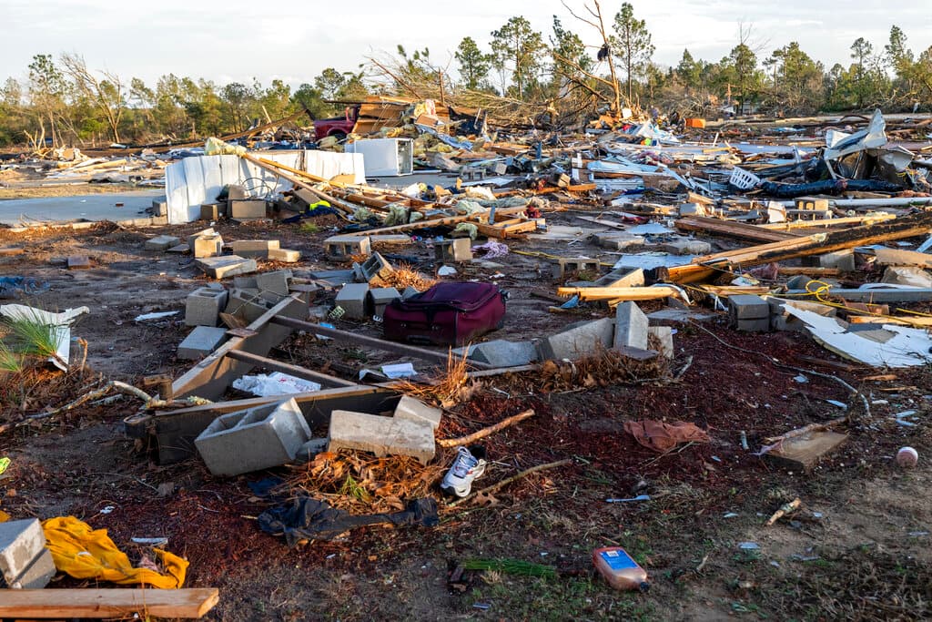 Esta casa ubicada en County Road 43, en Prattville, en el condado de Autaga de Alabama, fue arrasada por el tornado, que dejó solo sus cimientos.