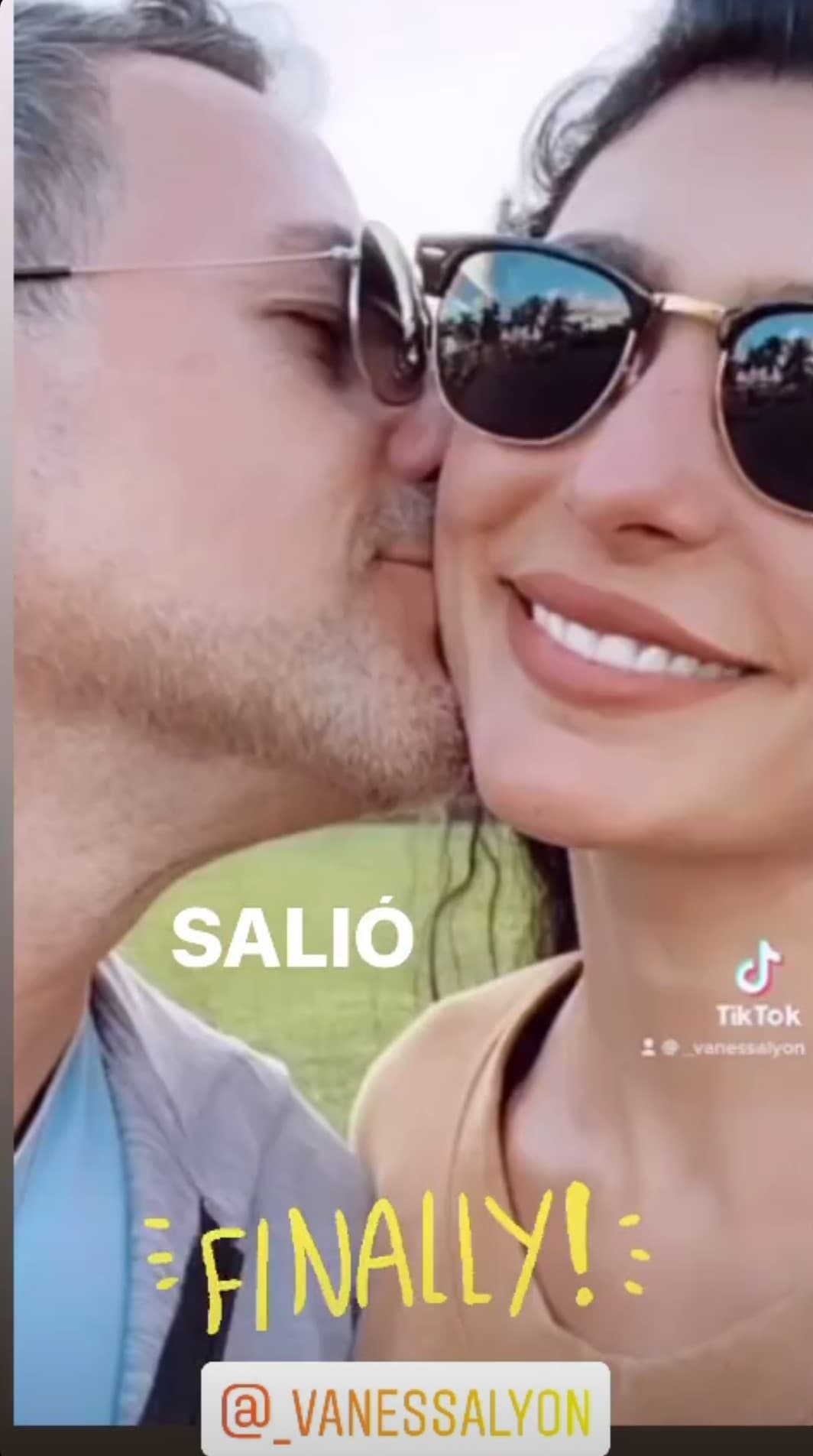 Todo indica que Carlos está feliz con esta nueva relación. Como fondo del collage de imágenes se escucha el tema 'Salió a la perfección' de Calibre 50.