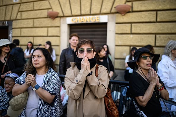 Otro grupo de feligreses rezando en las calles de Roma durante el funeral del papa.