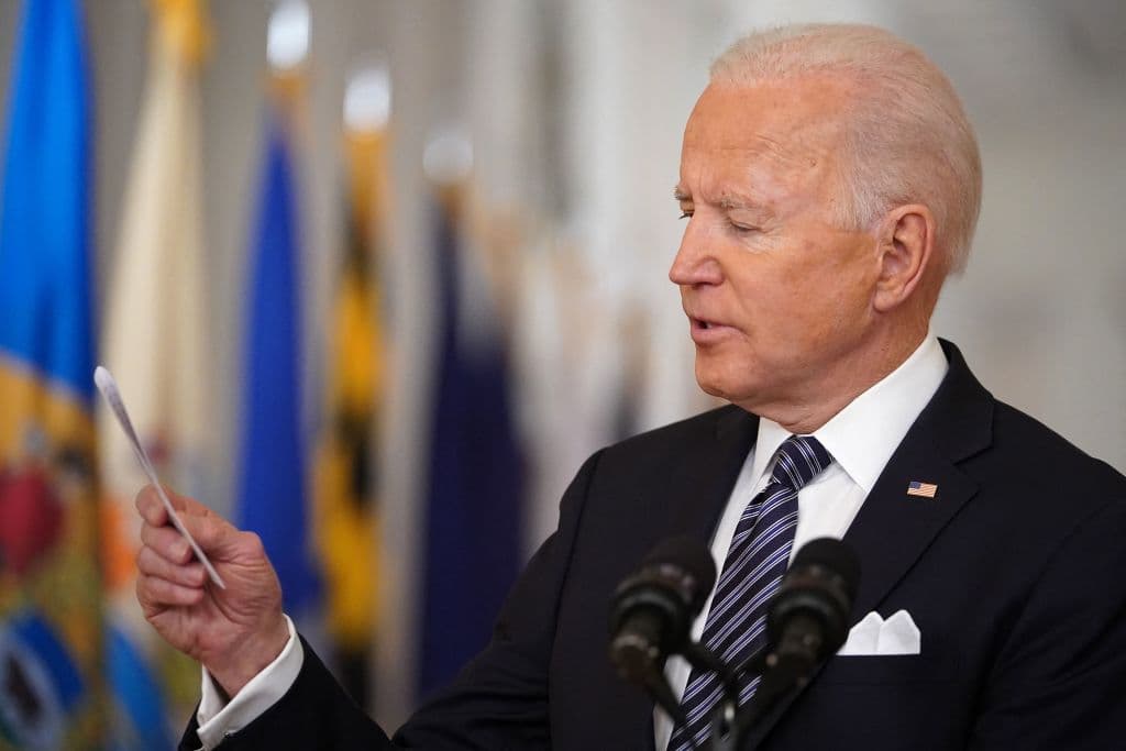 Biden sacó una tarjeta que, dijo, cargaba siempre consigo con el número de fallecidos y reiteró que compartía 
<a href="https://www.univision.com/radio/raul-brindis/joe-biden-rinde-homenaje-a-las-400-mil-victimas-mortales-del-covid-19-en-eeuu-video">la pena y luto</a> en los hogares estadounidenses. “Hay esperanza, hay luz y hay mejores días por delante”, sostuvo.