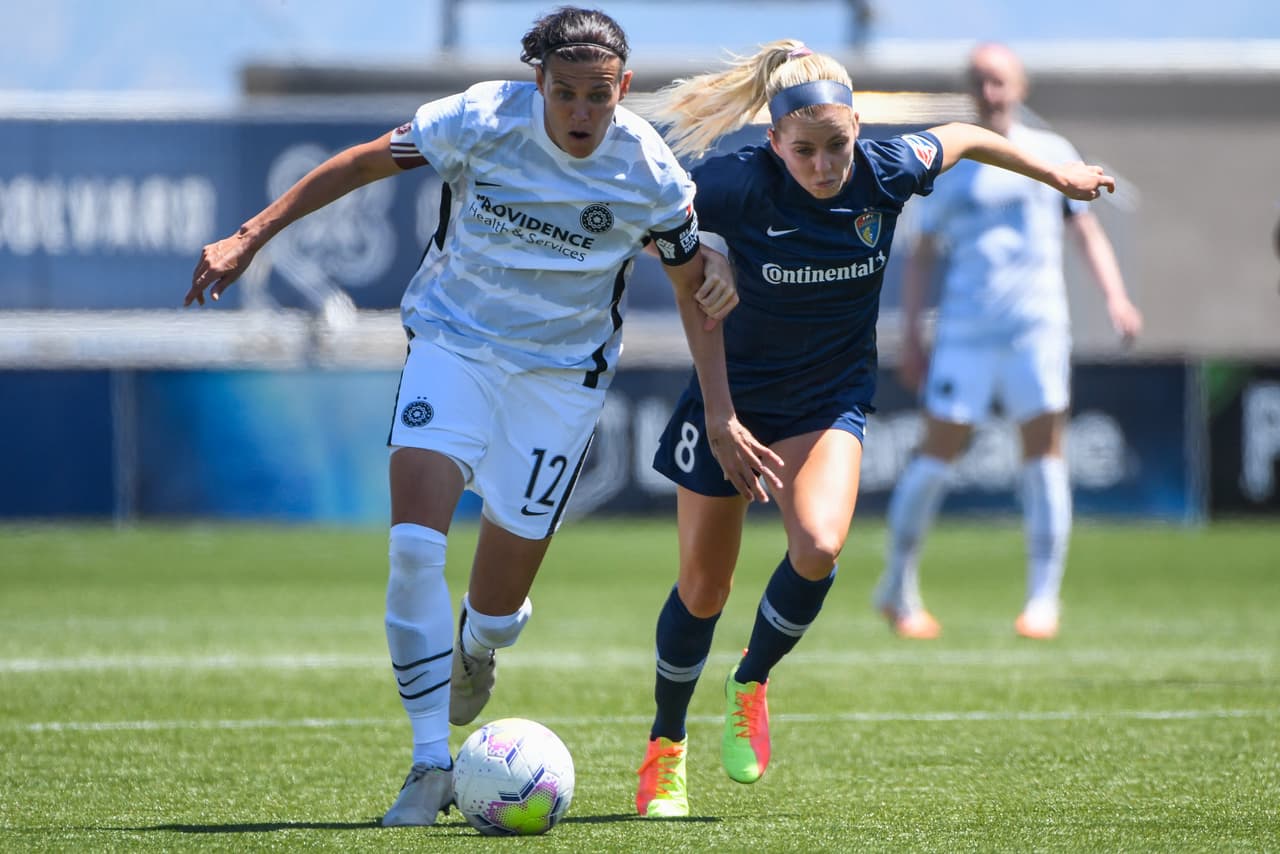 Christine Sinclair, del Portland Thorns FC, peleaba por el control de la pelota contra su rival Denise O'Sullivan, del equipo de Carolina del Norte.